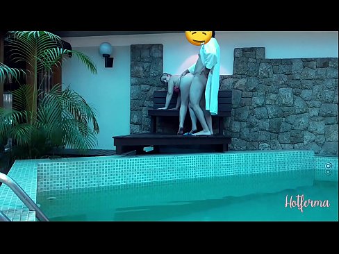 ❤️ Oga pe iranṣẹbinrin si awọn pool, sugbon ko le koju kan gbona ❤️❌ Ohun onihoho ti ile  ❌️❤